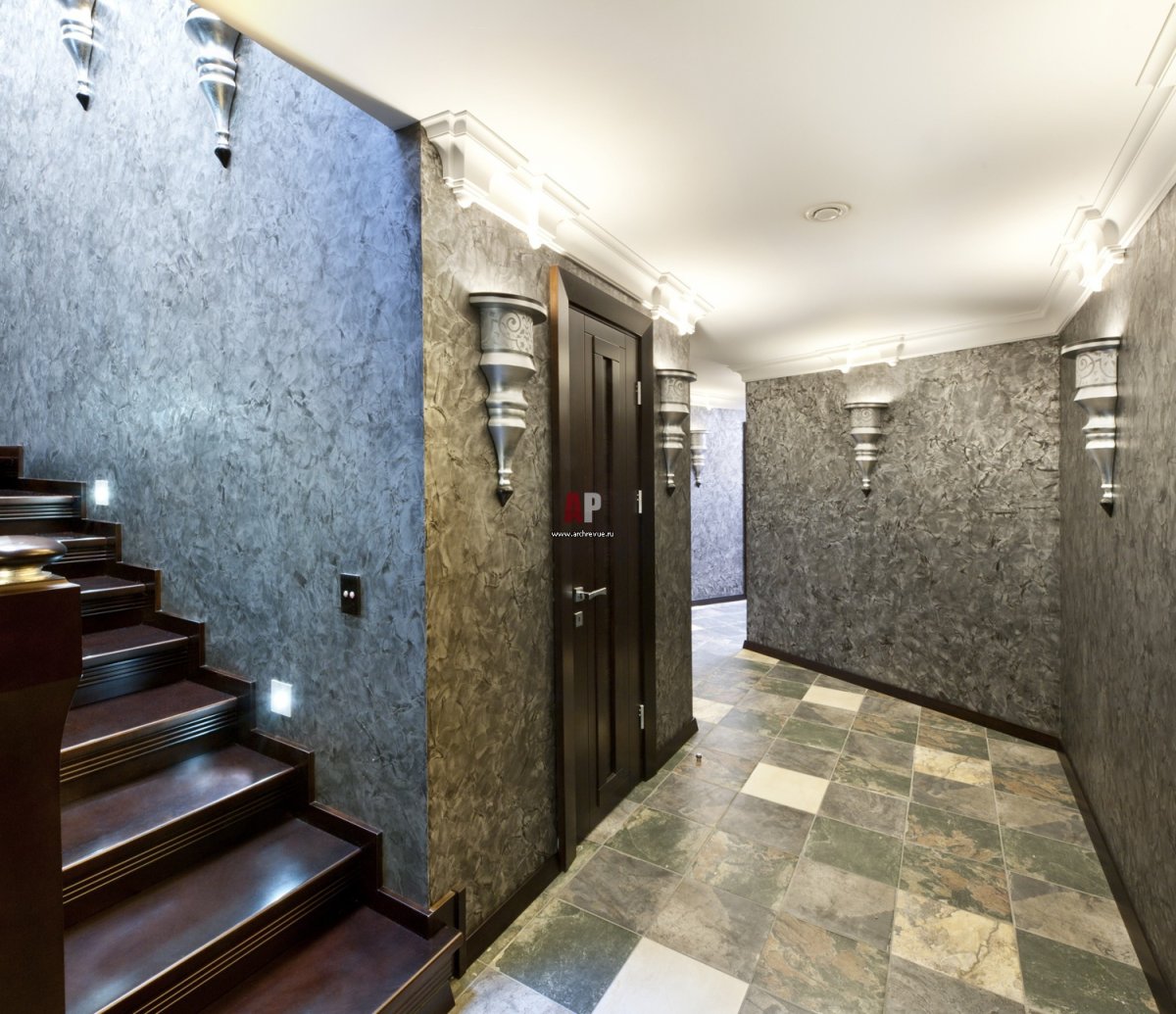 Декоративная штукатурка в прихожей и лестницей