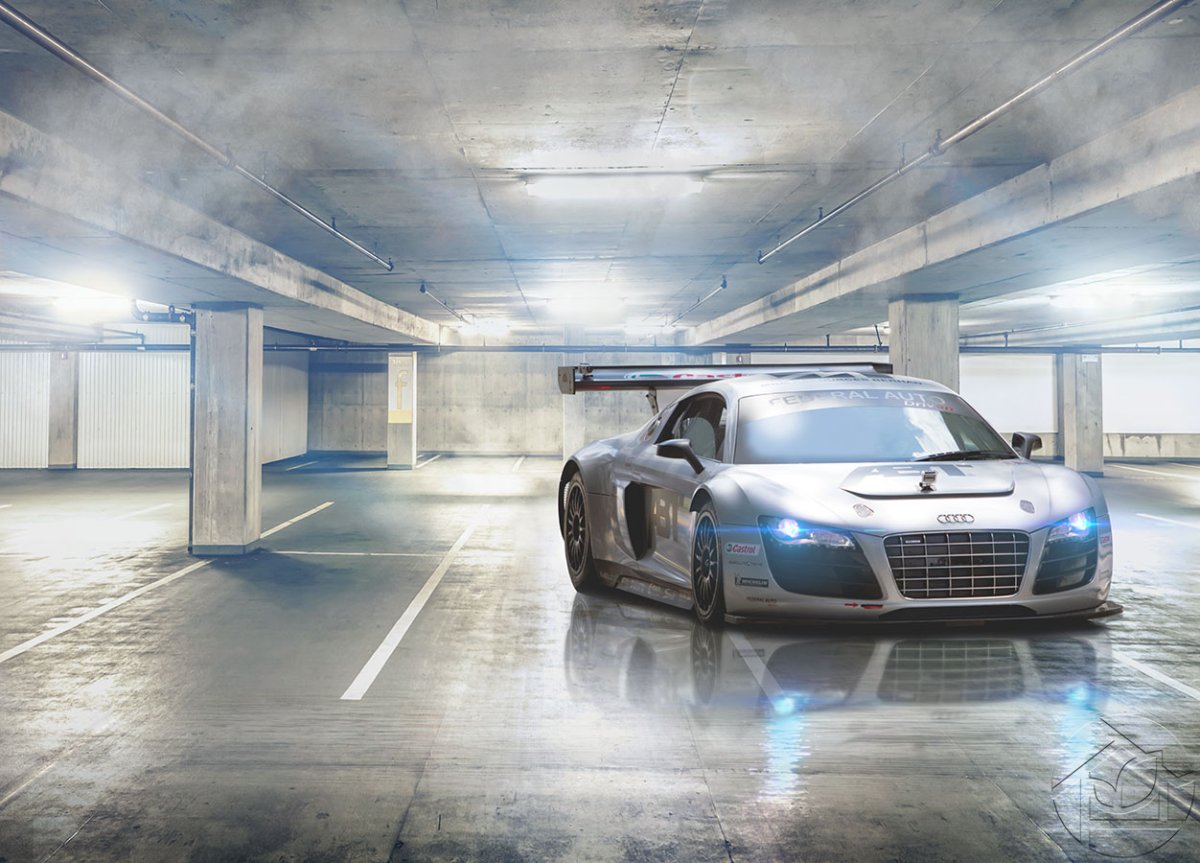 Машина в гараже