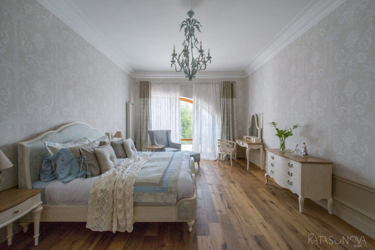 Обои с вензелями в интерьере спальни