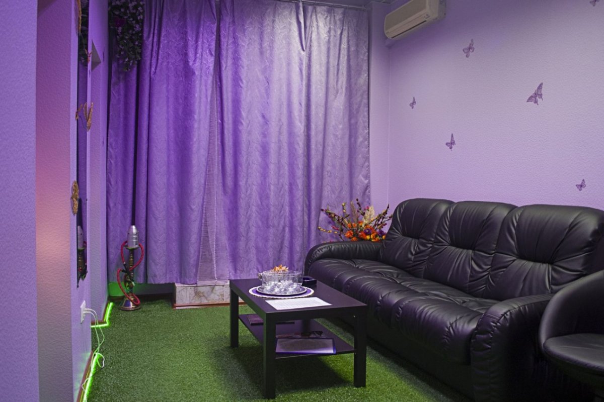 Помещение в фиолетовых тонах