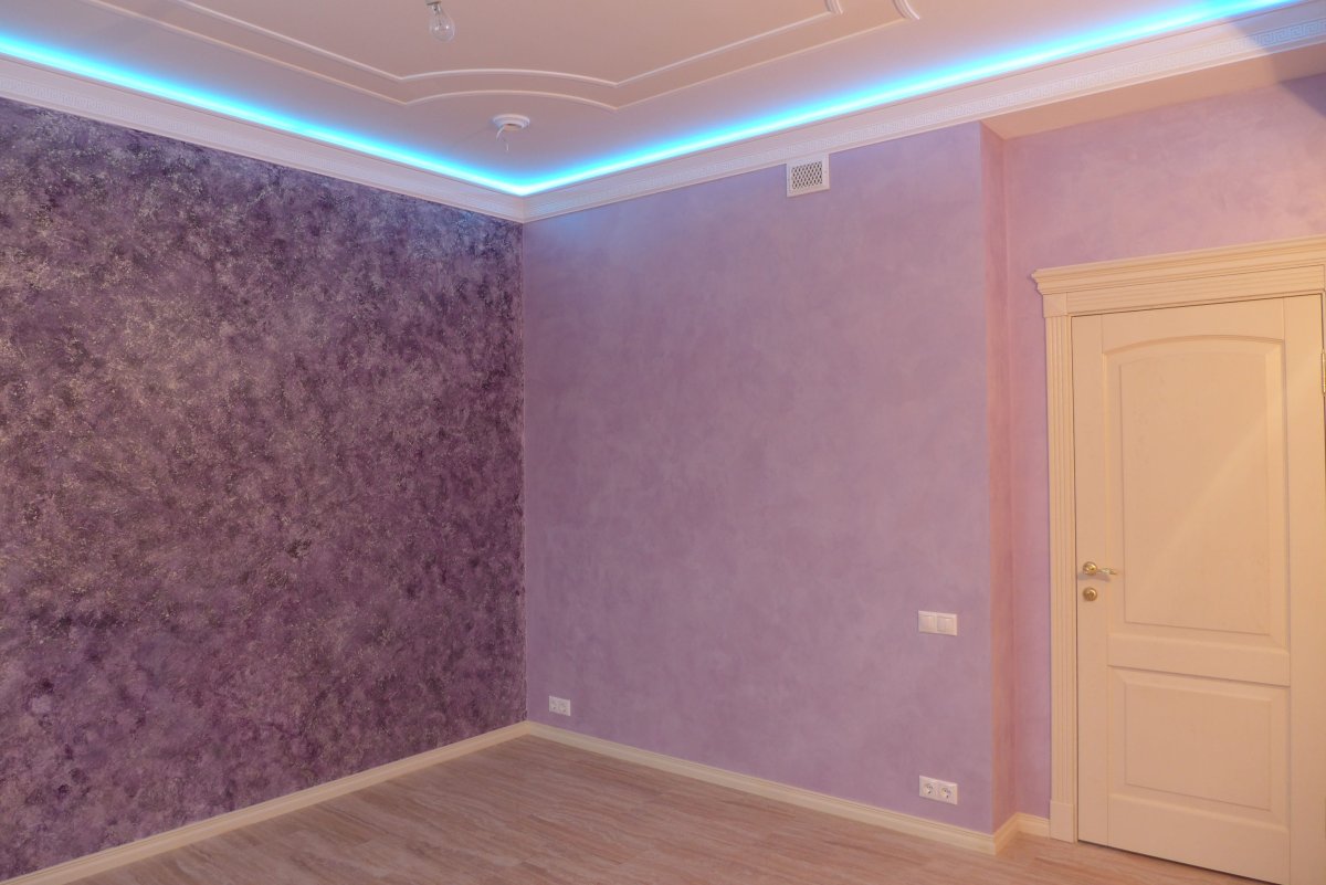 Дизайн зала в сиреневых тонах с бордовым