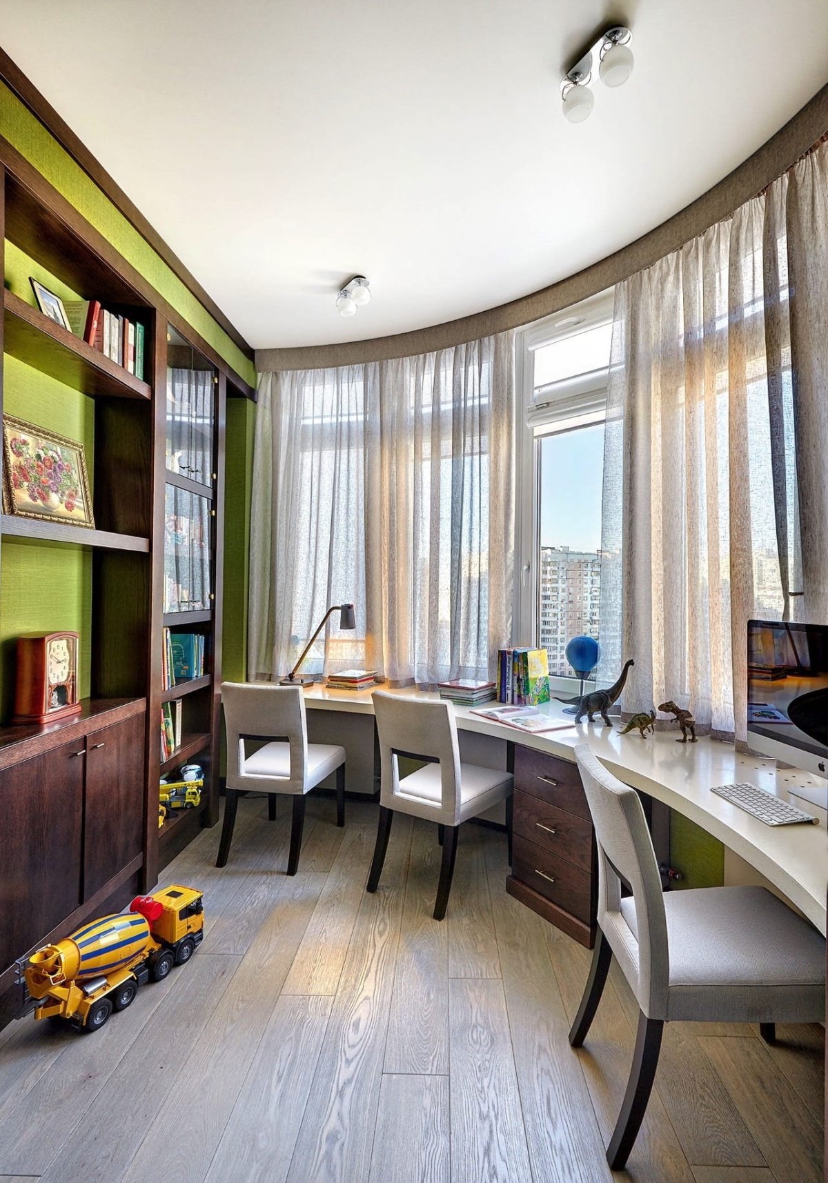 Письменный стол у окна