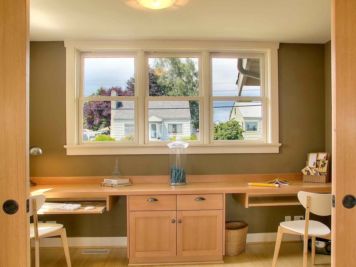 Письменный стол у окна в детской