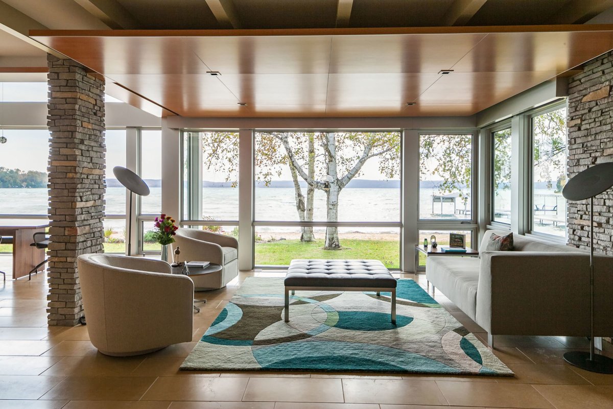 Загородный дом с панорамными окнами