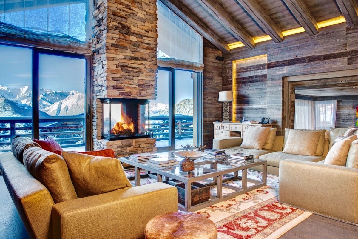 Гостиная с камином и панорамными окнами