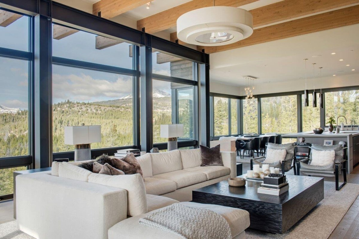 Дом с большими панорамными окнами