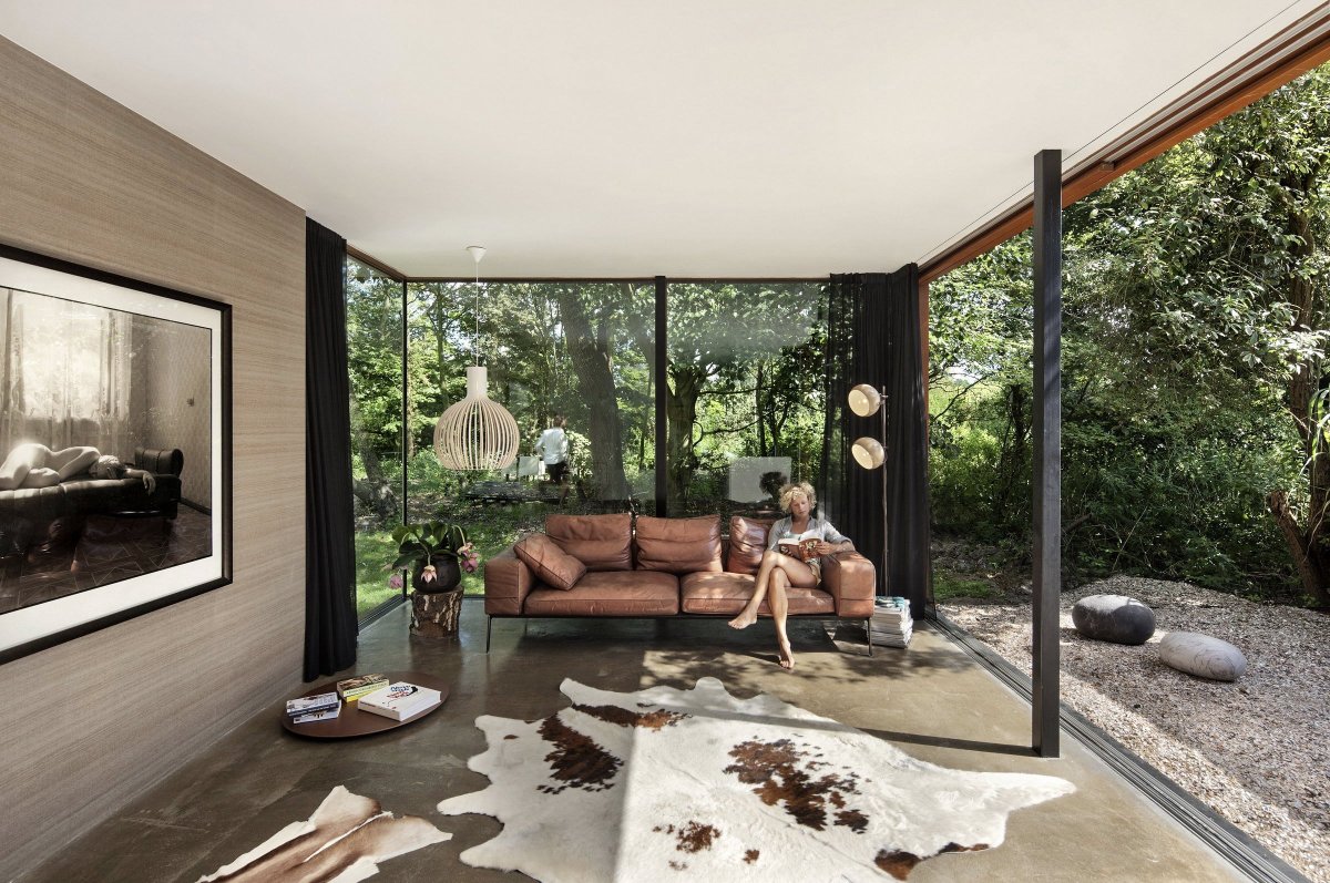 Интерьер одноэтажного дома с панорамными окнами