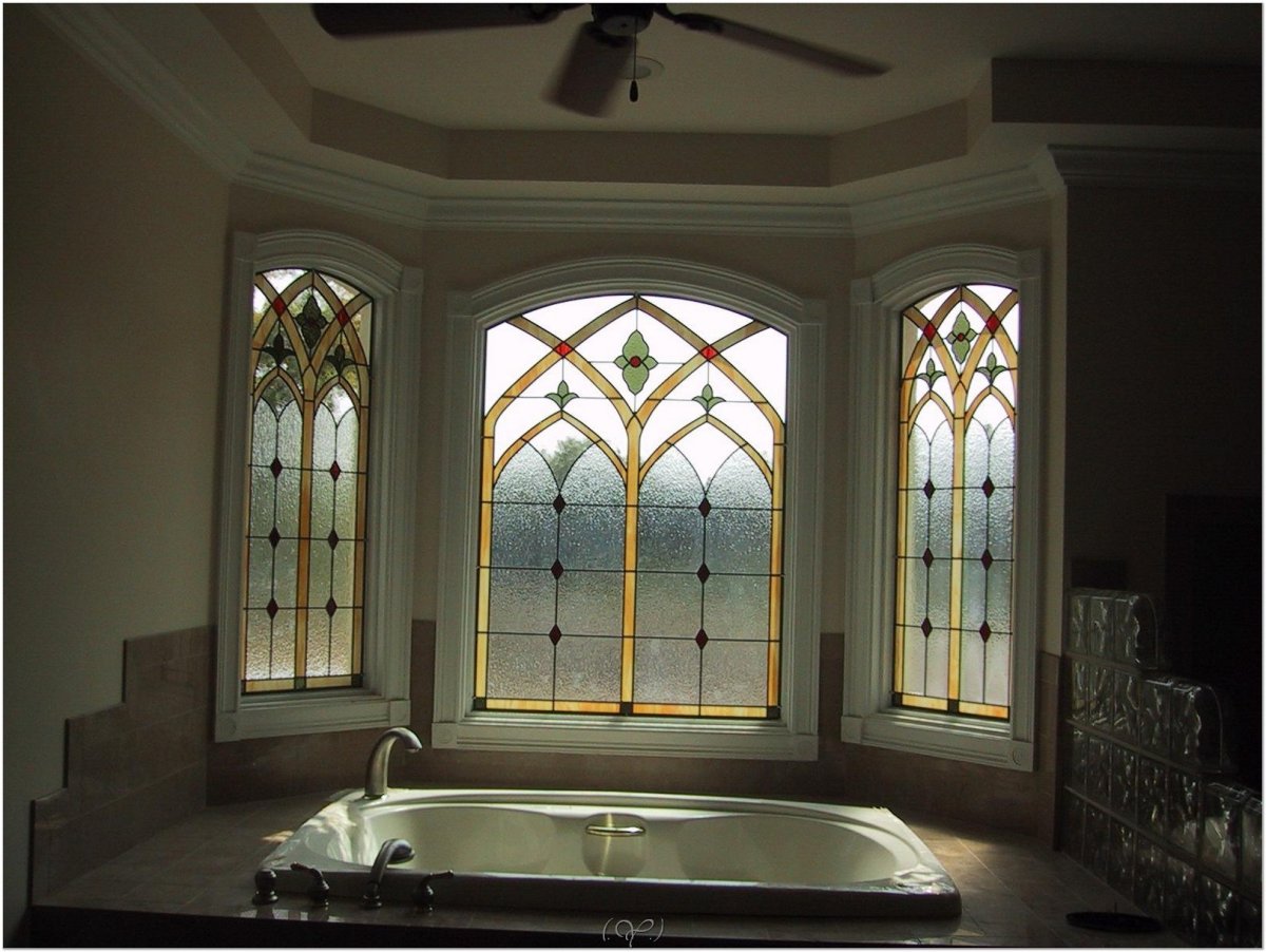 Домик с витражными окнами