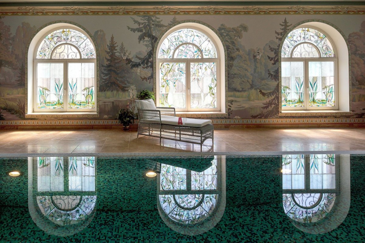 Бассейн с витражными окнами
