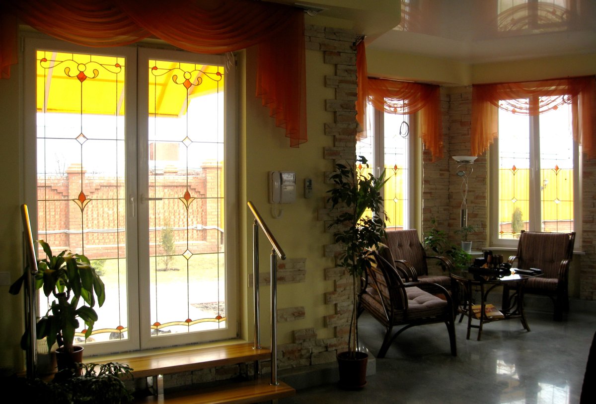 Дом с витражными окнами