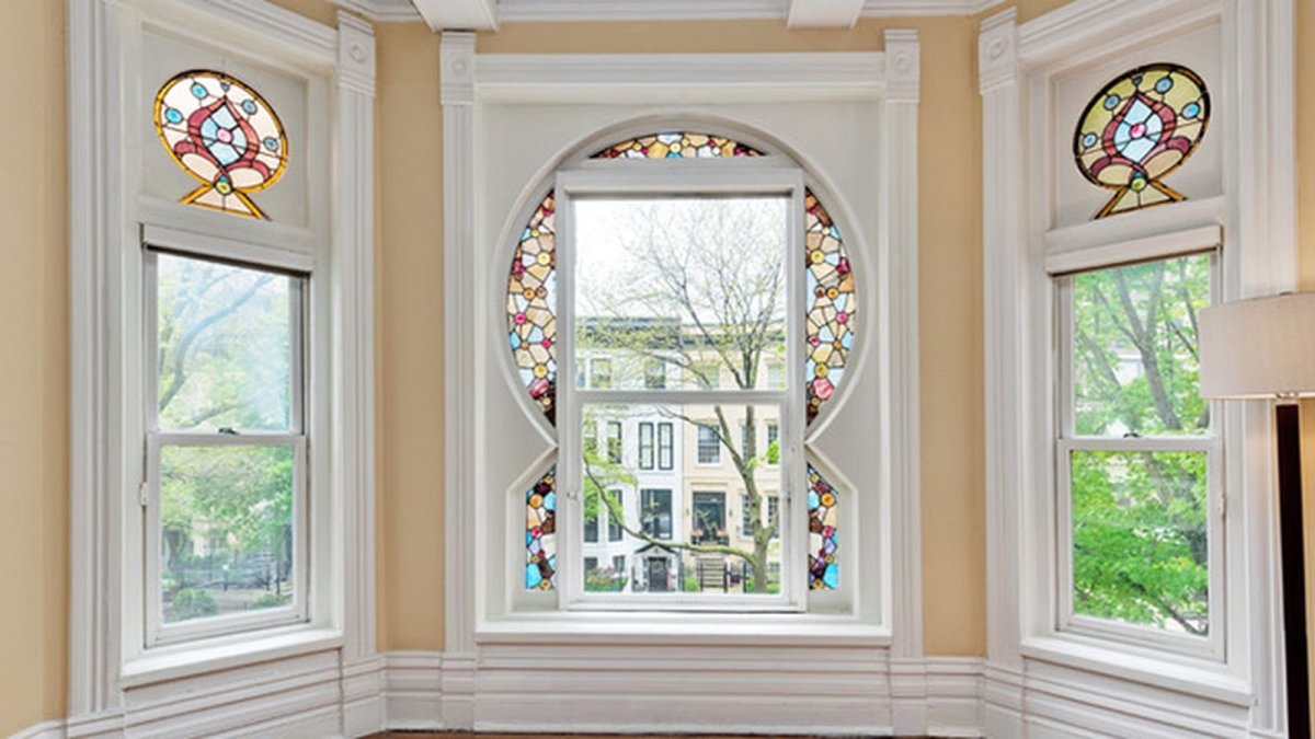 Дом с большими панорамными окнами