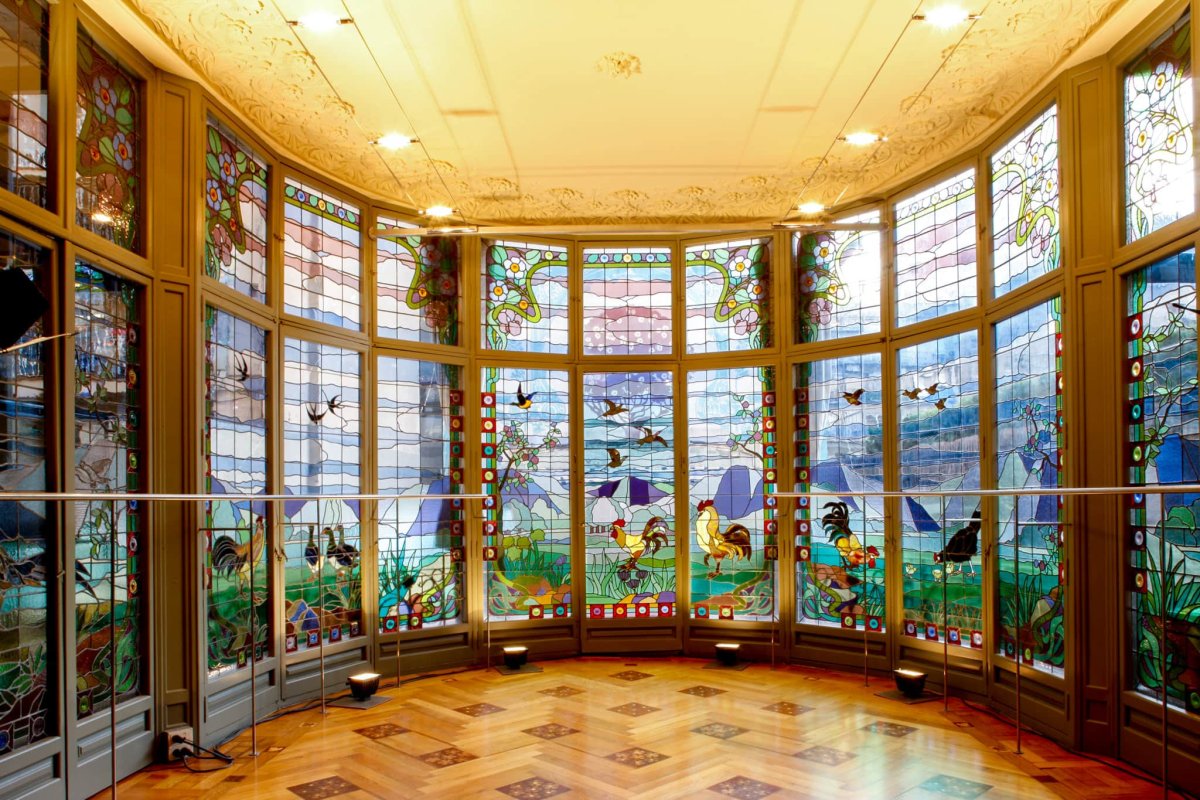 Дом с витражными окнами