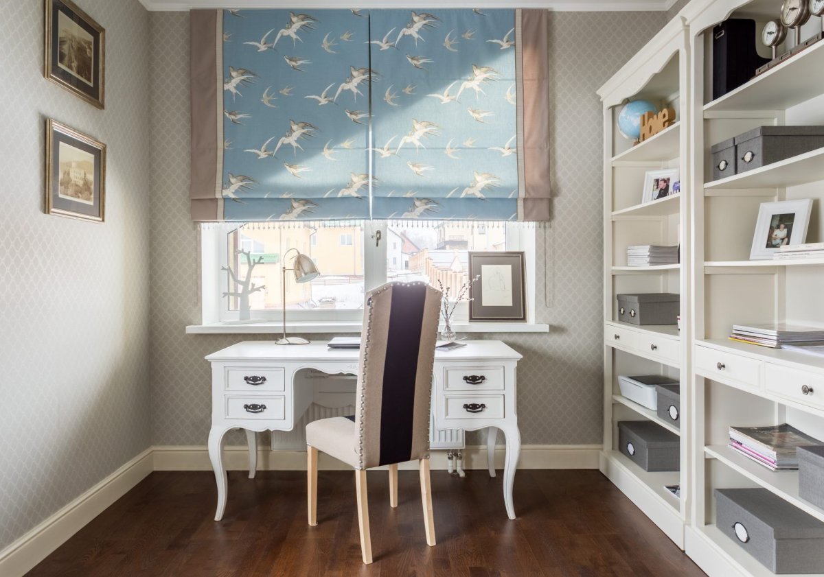 Стол у окна шторы