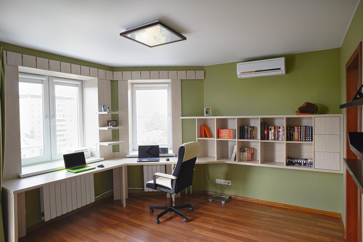 Длинный стол вдоль окна