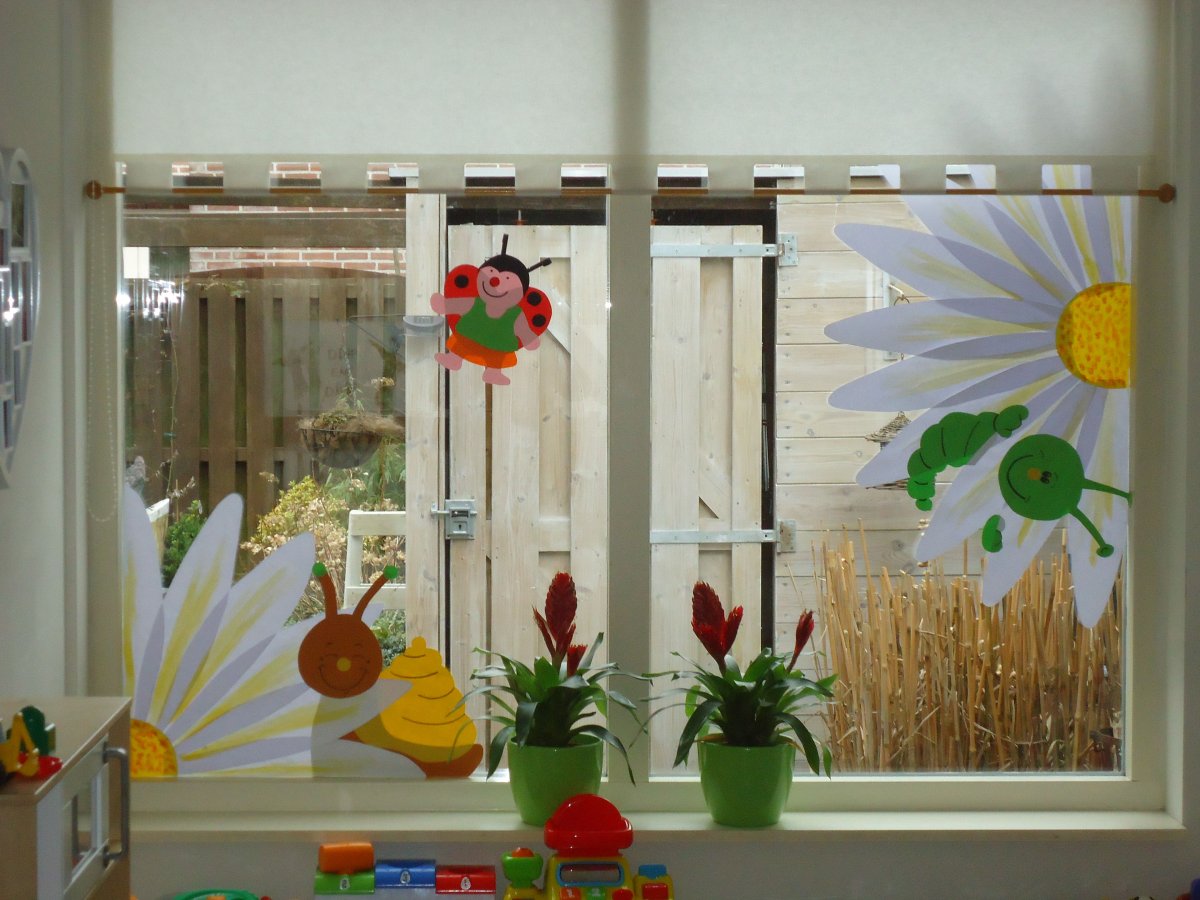 Украшение окон на лето в детском саду