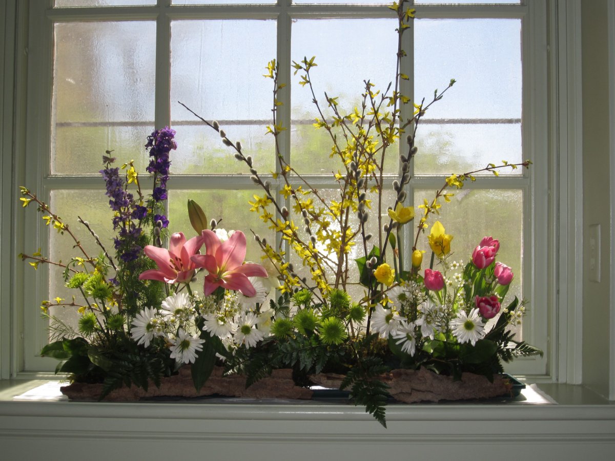 Весенний декор подоконника