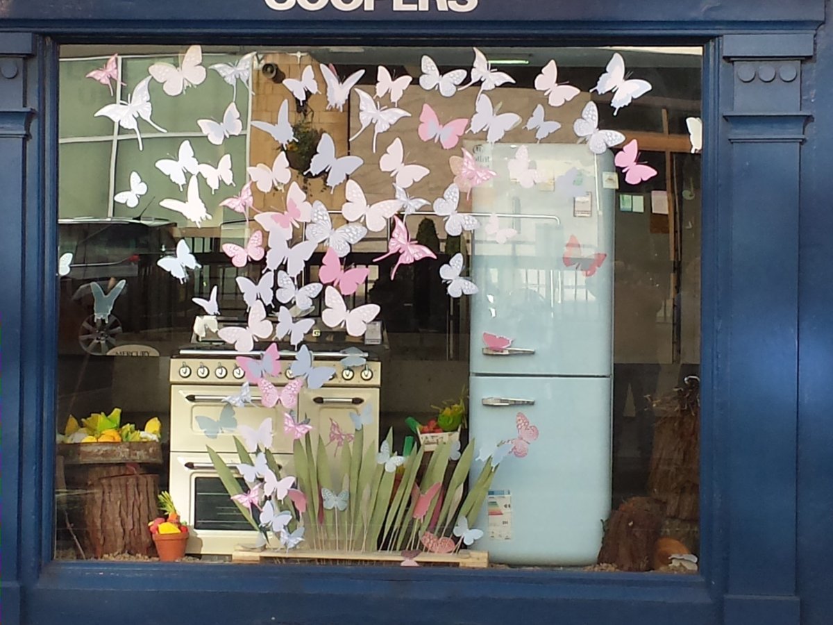 Весеннее украшение витрин