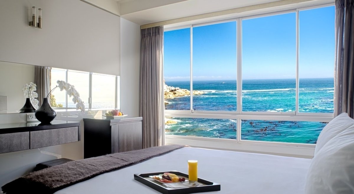 Вид из панорамного окна на море