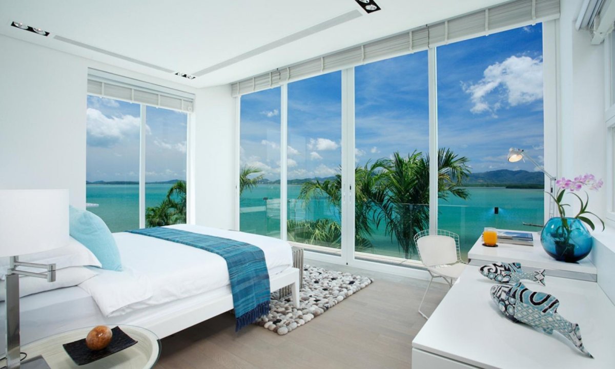 Комната окно сивдом на море