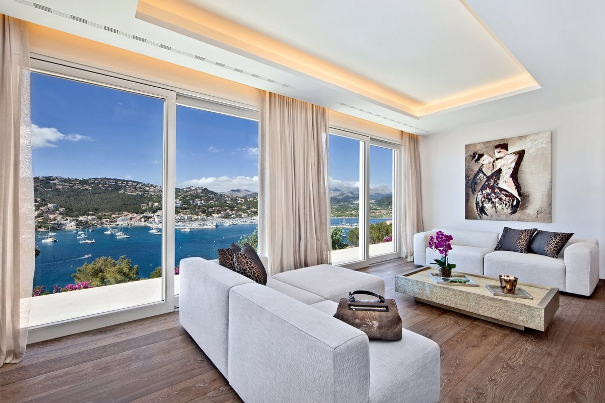 Гостиная с видом на море