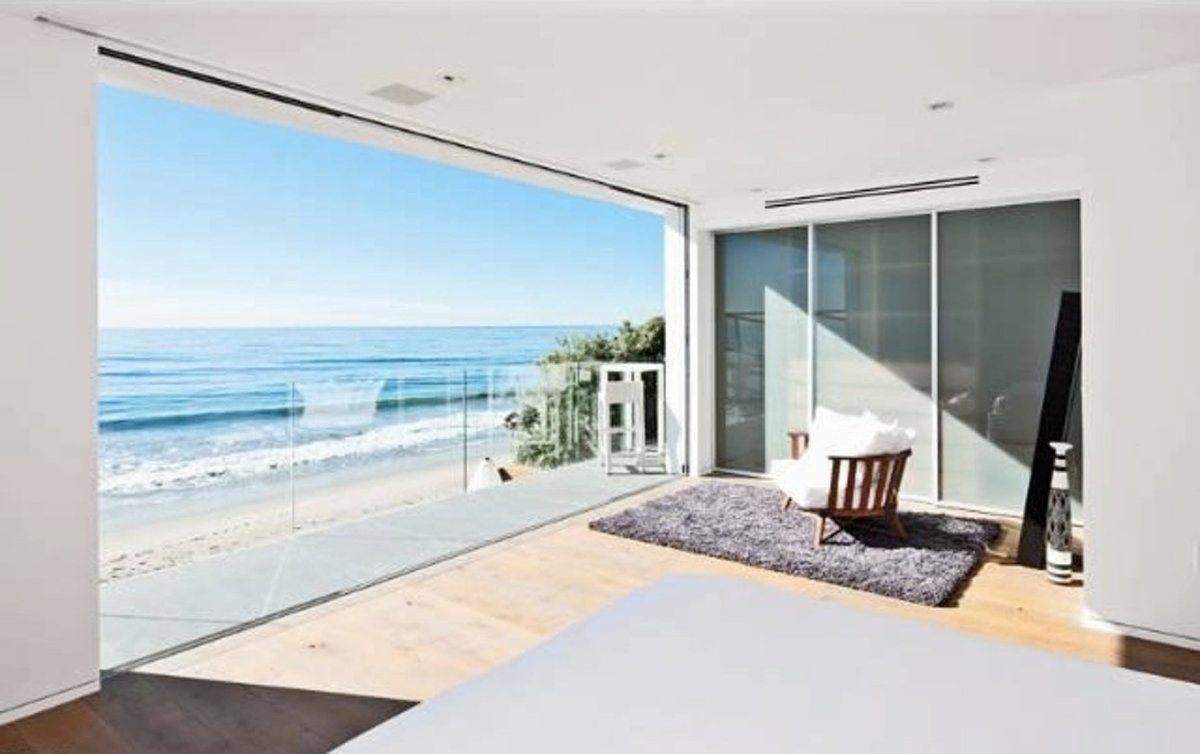 Панорамные окна с видом на океан