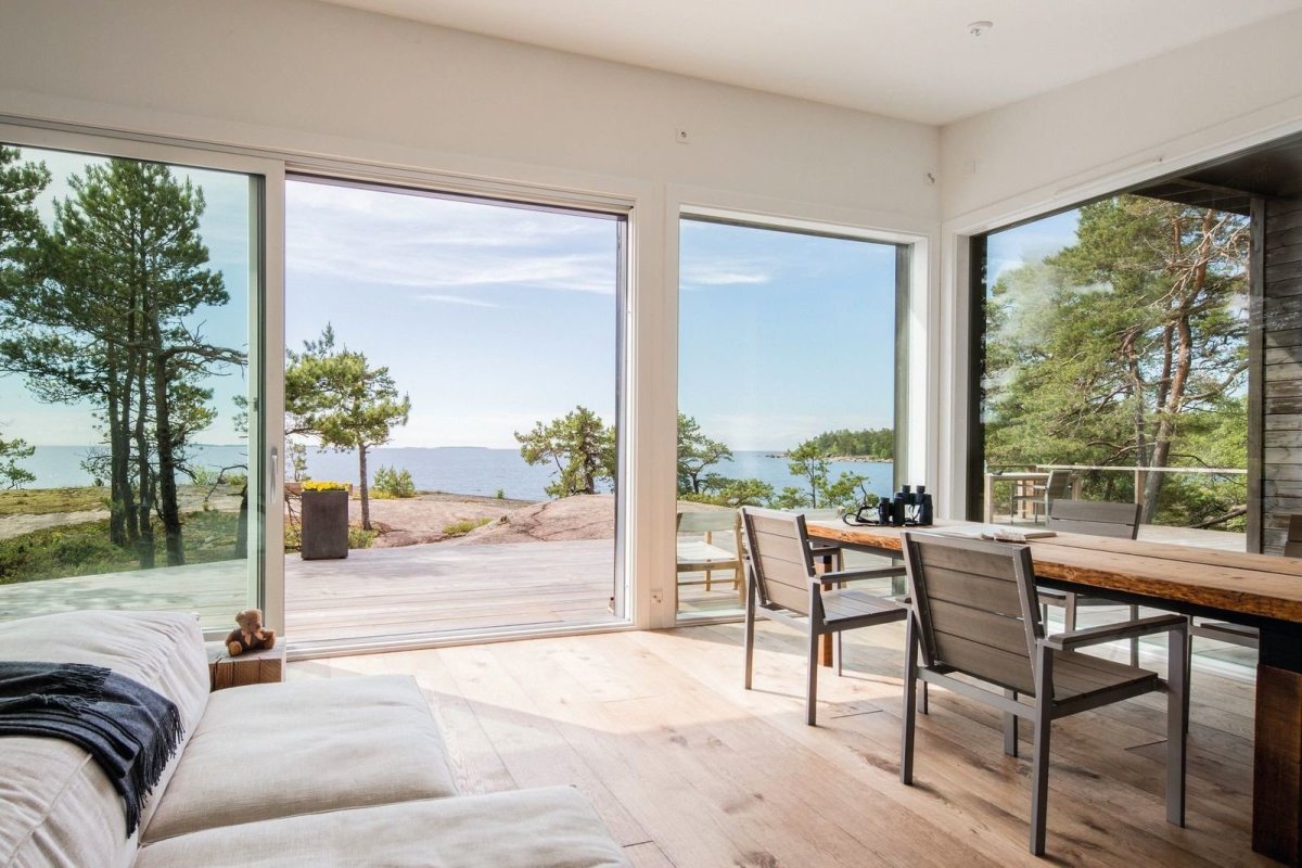 Дом у моря с панорамными окнами