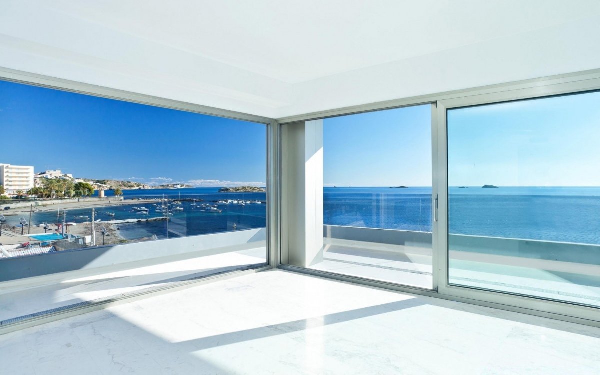 Панорамные окна с видом на море