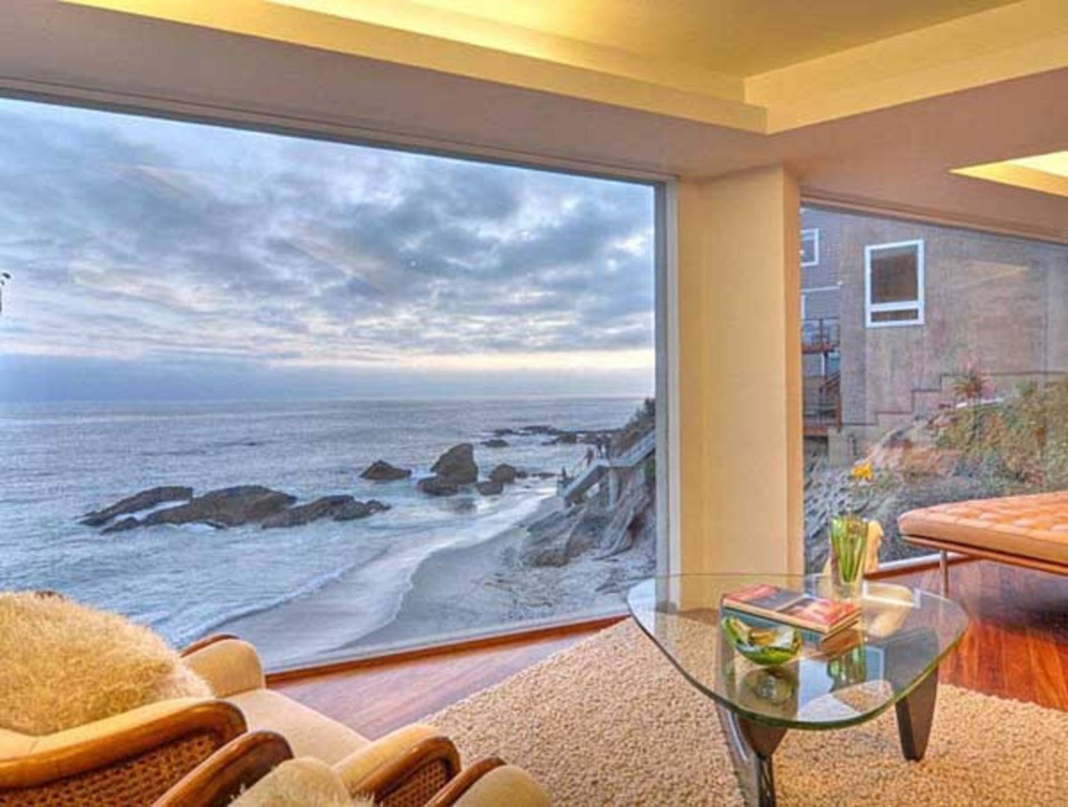 Вид из окна на океан