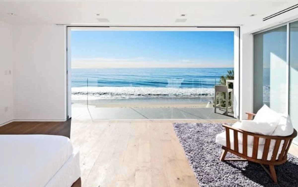 Панорамные окна с видом на океан