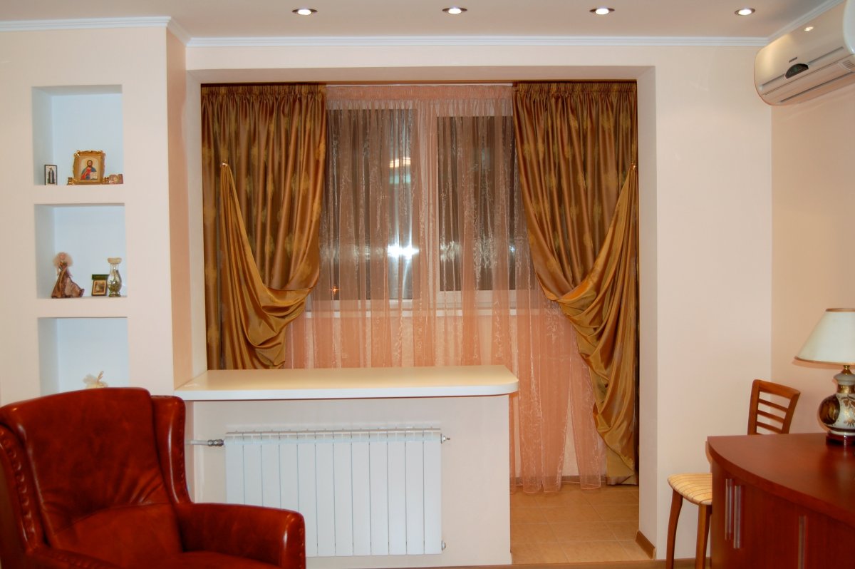 Шторы на балконный блок в зале