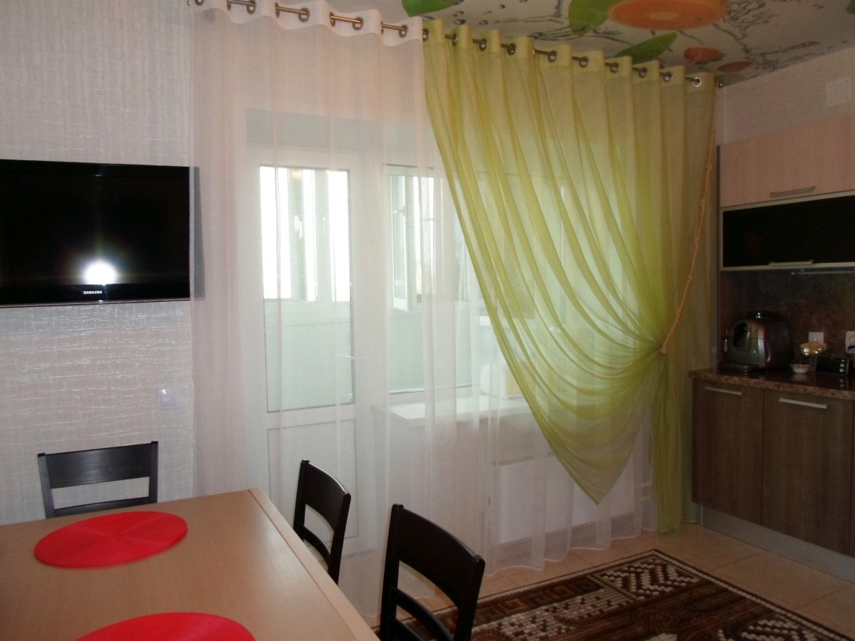 Шторы на кухню с балконом