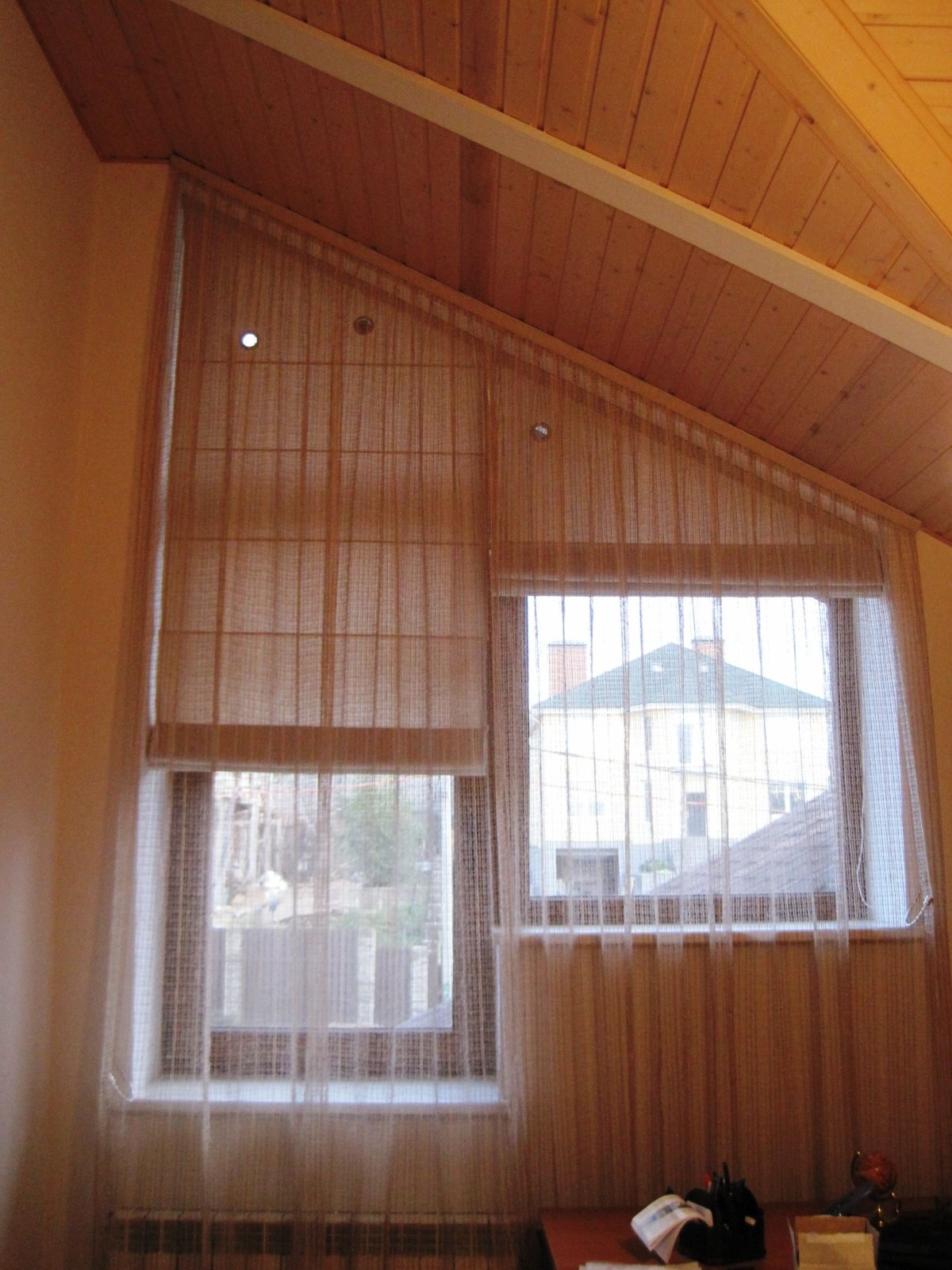 Римские шторы на скошенные окна