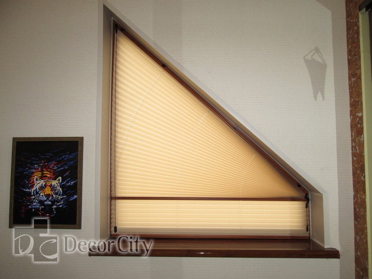 Рулонные шторы на треугольные окна