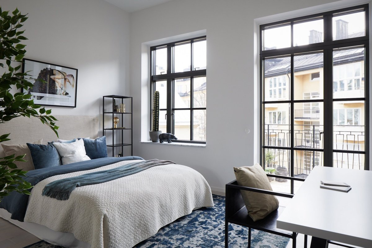 Черные пластиковые окна в интерьере