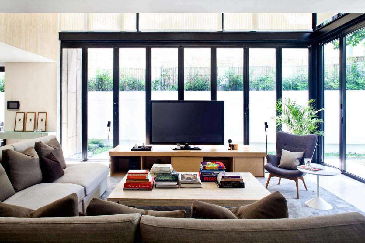 Черные пластиковые окна в интерьере