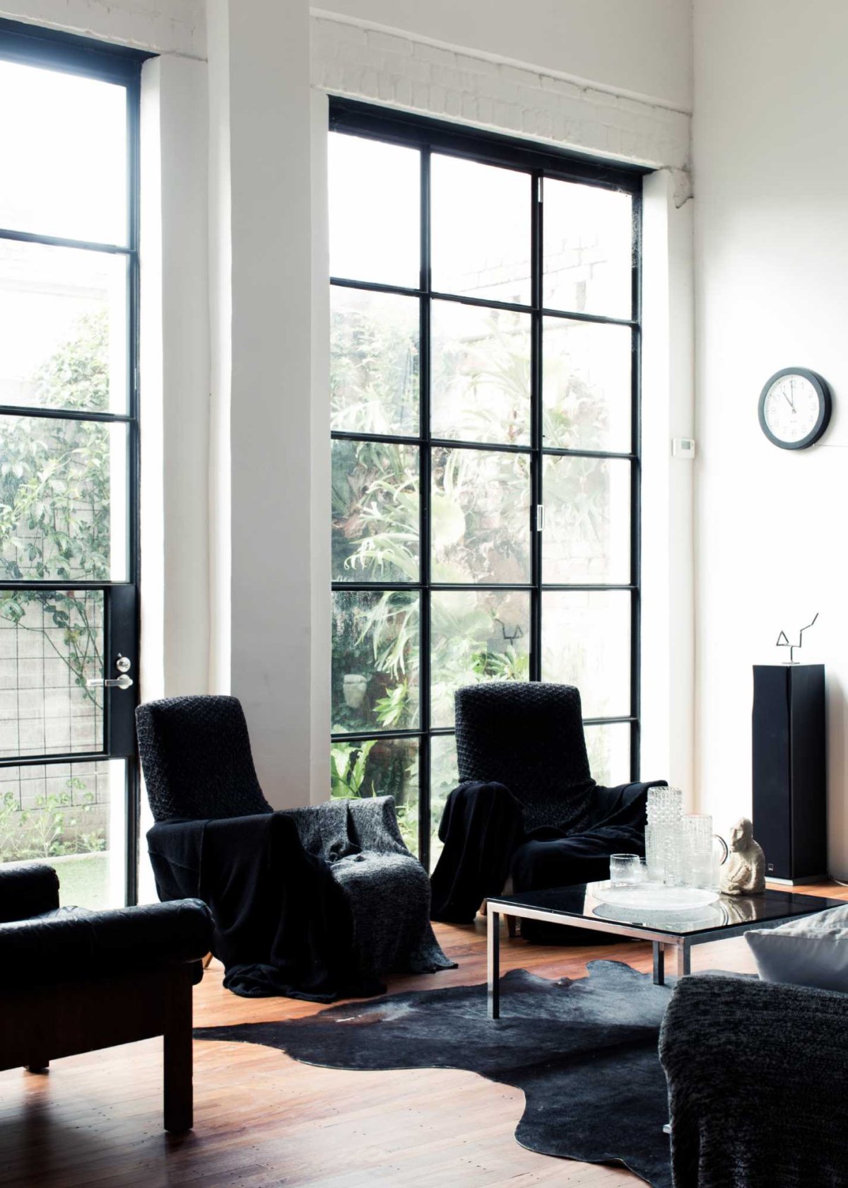 Дом с черными окнами