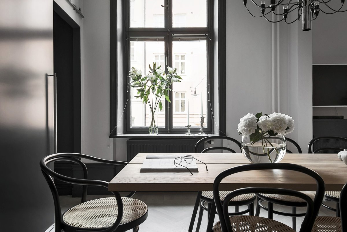 Тёмное окно в гостиной