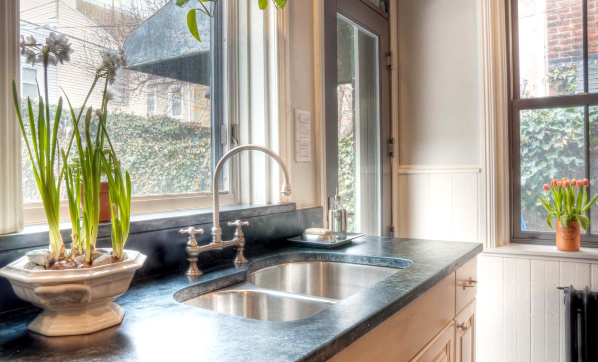 Раковина возле окна на кухне