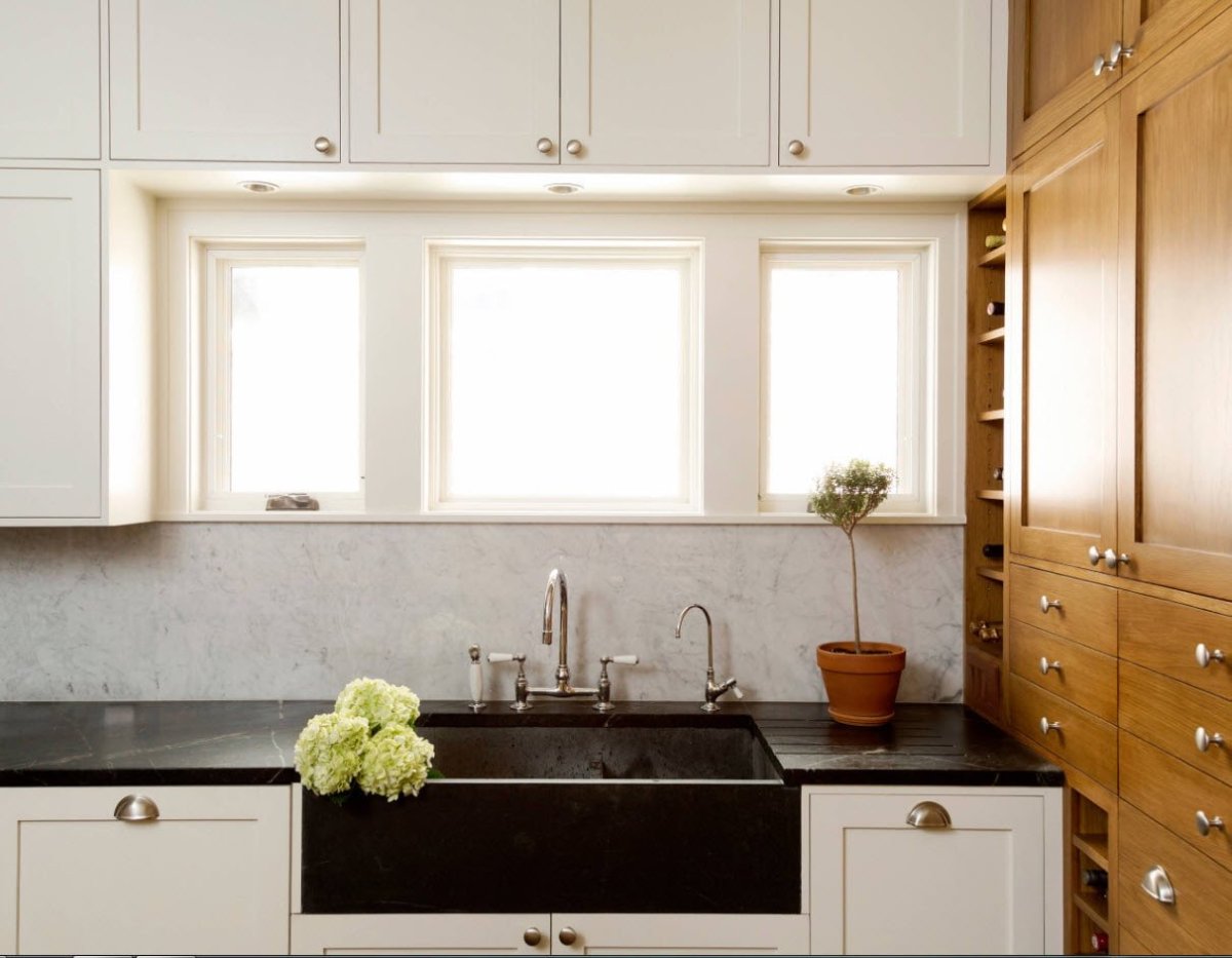 Кухня вдоль окна