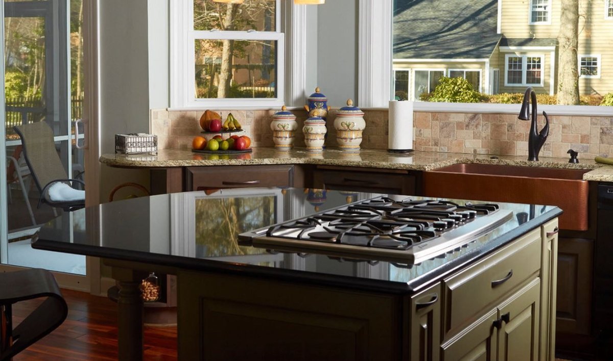 Кухни с большими окнами и витриной