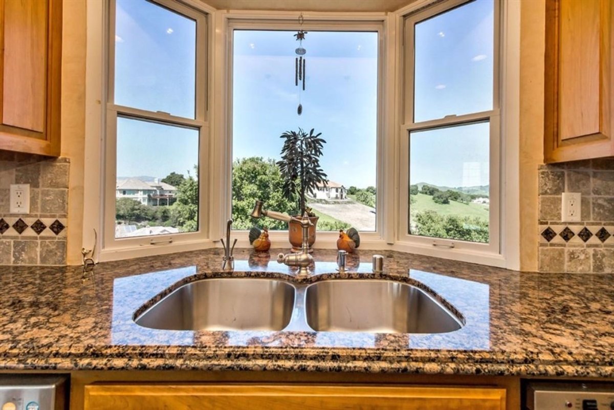 Кухонный гарнитур с мойкой у окна