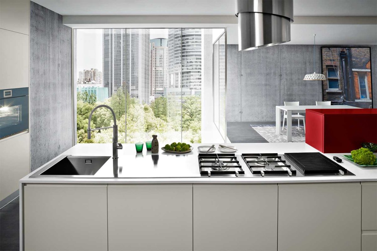 Узкое окно над мойкой