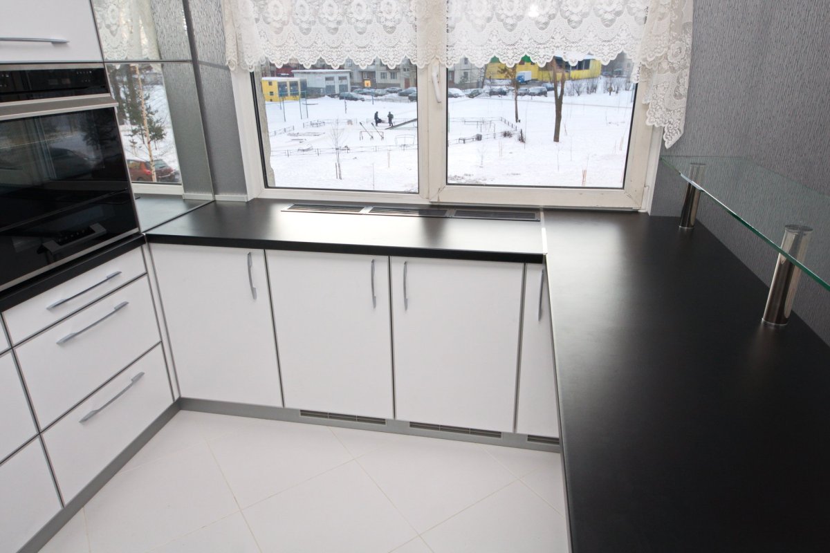 Кухня со столешницей у окна