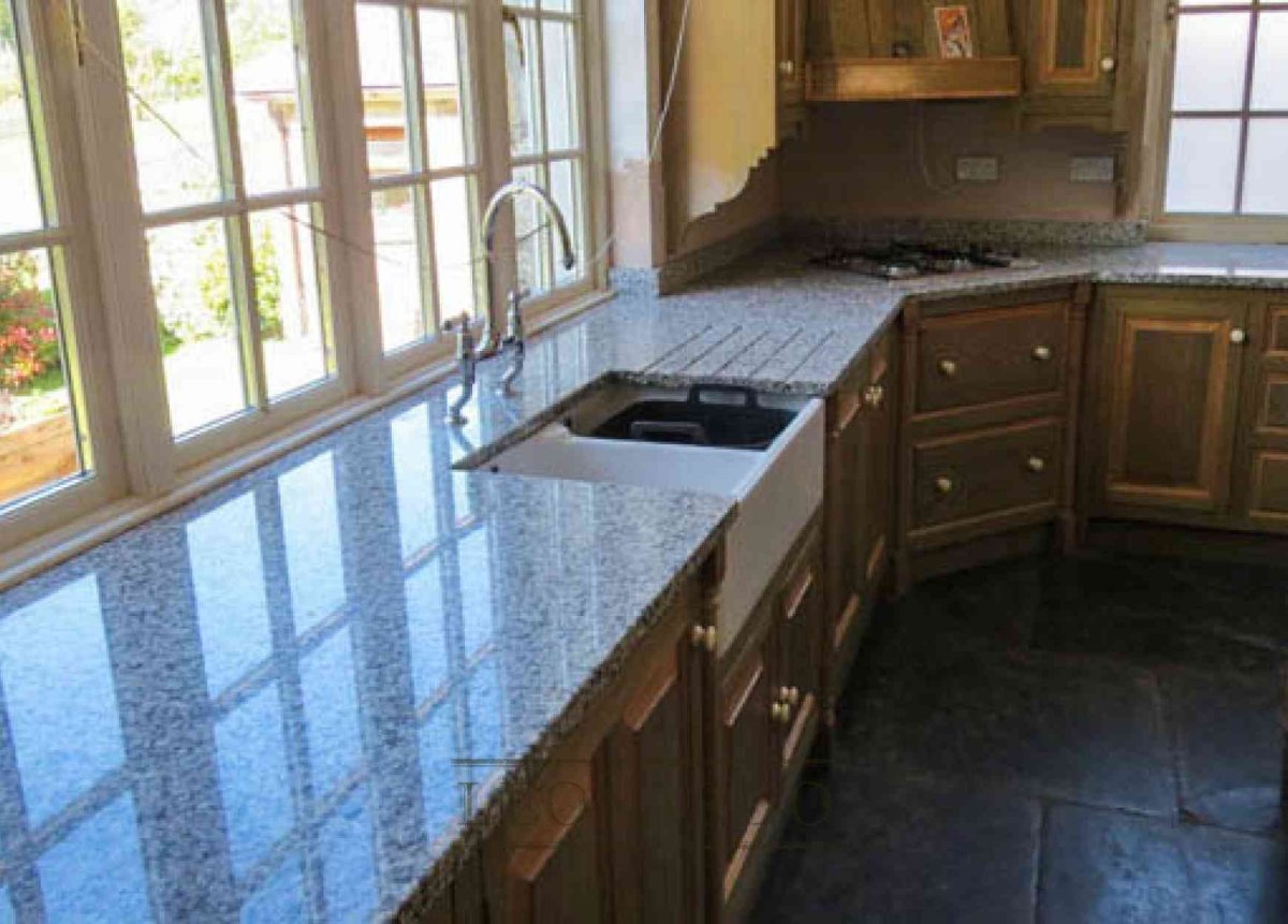 Барная стойка у окна