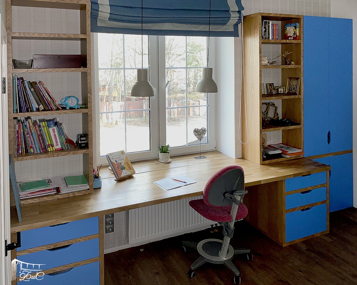 Рабочая зона у окна для школьника