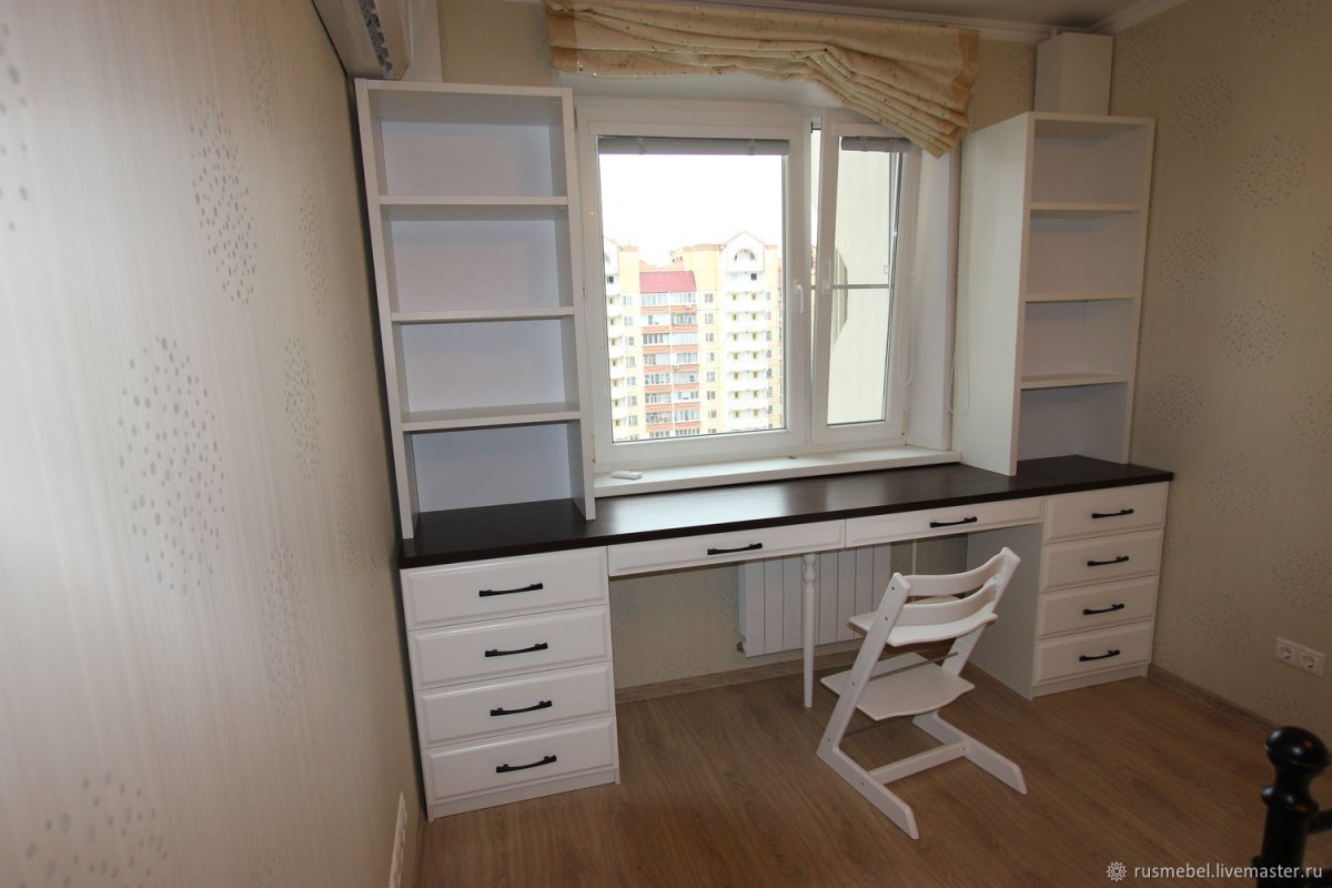 Письменный стол у окна