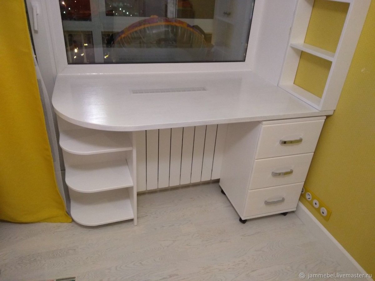 Письменный стол подоконник
