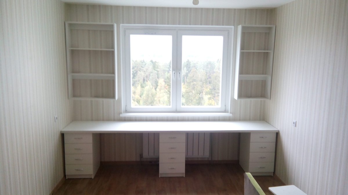 Стол у окна с полками