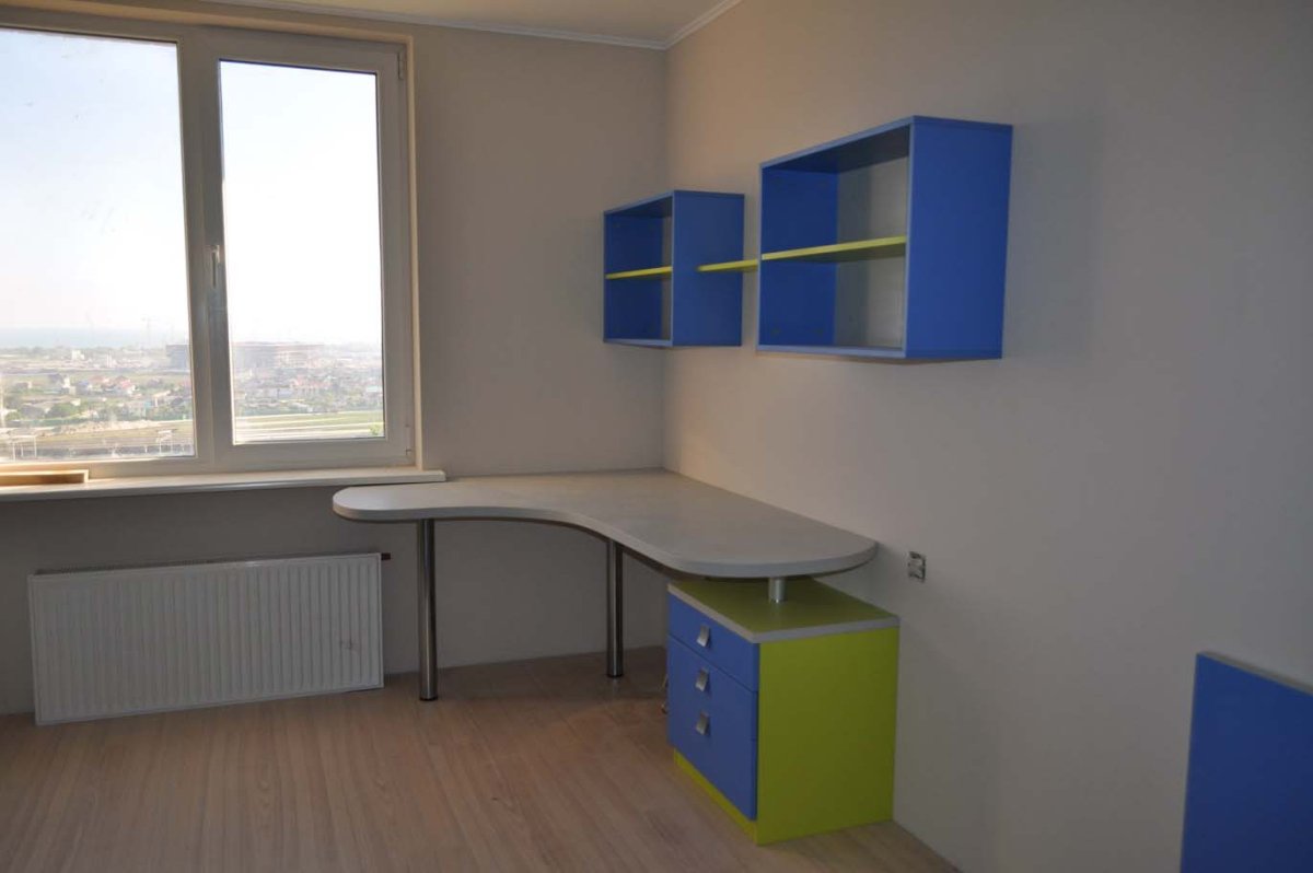 Угловой стол для школьника у окна