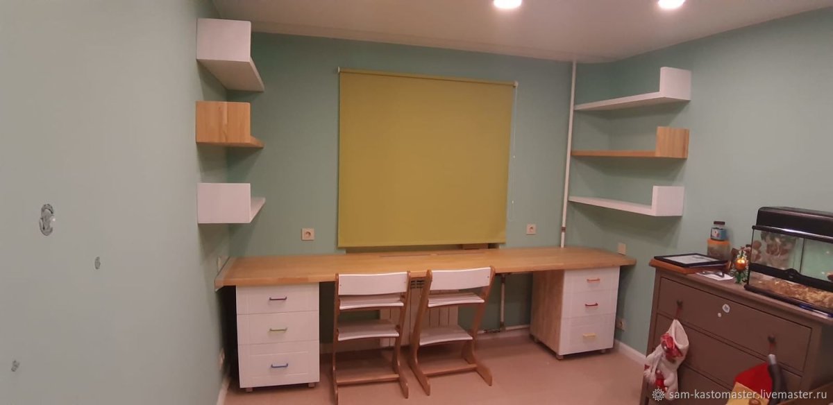 Розетки у письменного стола школьника